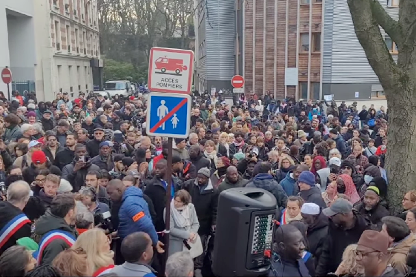 En hommage à El Hacen Diarra, mort dans le commissariat du 20ᵉ arrondissement de Paris, plusieurs centaines de personnes rassemblées