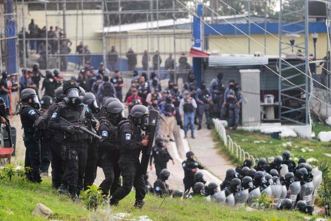 Des policiers anti-émeutes gardent l’entrée du « Centre de détention préventive » à Guatemala City, le 18 janvier 2026.