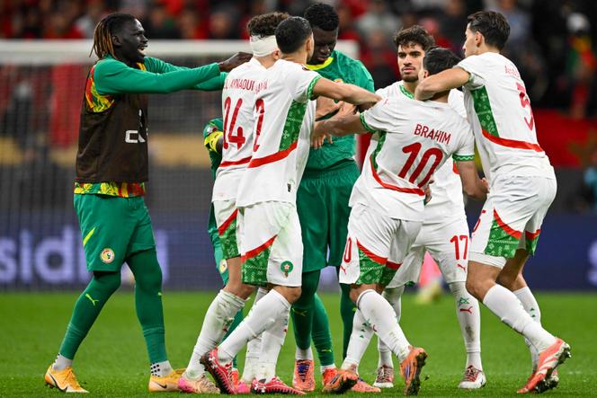 Des joueurs sénégalais et marocains se confrontent lors de la finale de la Coupe d’Afrique des nations de football, dans le stade Prince Moulay Abdellah de Rabat, le 18 janvier 2026.