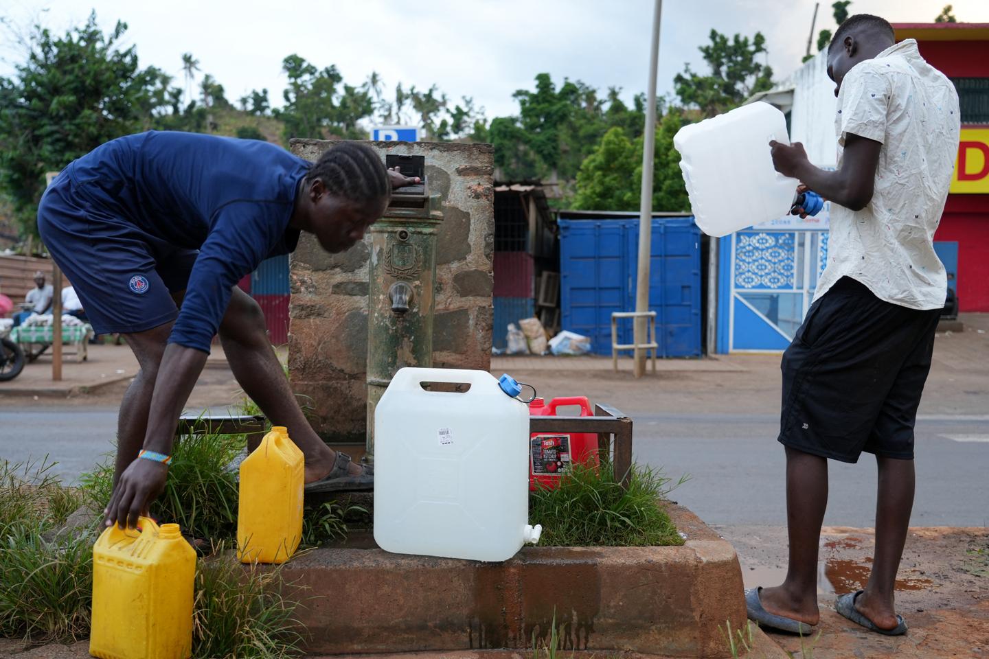 Des responsables de l’ancien syndicat des eaux de Mayotte en procès à Paris, alors que les pénuries perdurent dans l’île