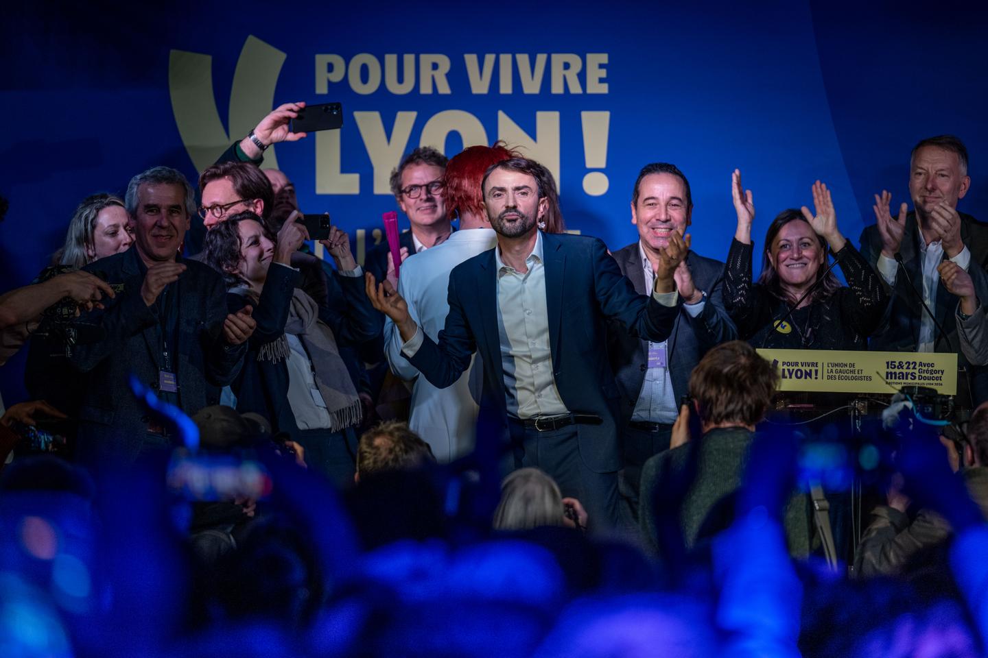 Municipales 2026 : à Lyon, le maire sortant Grégory Doucet espère déjouer les pronostics face au favori Jean-Michel Aulas