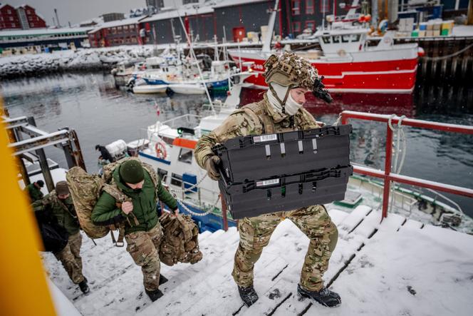 Des soldats danois débarquent dans le port de Nuuk, au Groenland, le 18 janvier 2026.