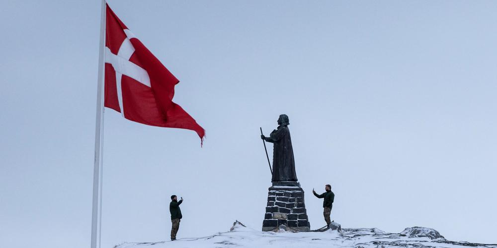 Des soldats danois dans le vieux port de Nuuk, au Groenland, le 18 janvier 2026. - MARKO DJURICA / REUTERS
