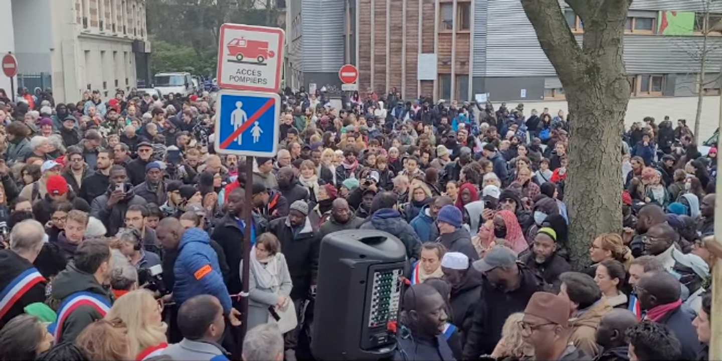 En hommage à El Hacen Diarra, mort dans le commissariat du 20ᵉ arrondissement de Paris, plusieurs centaines de personnes rassemblées