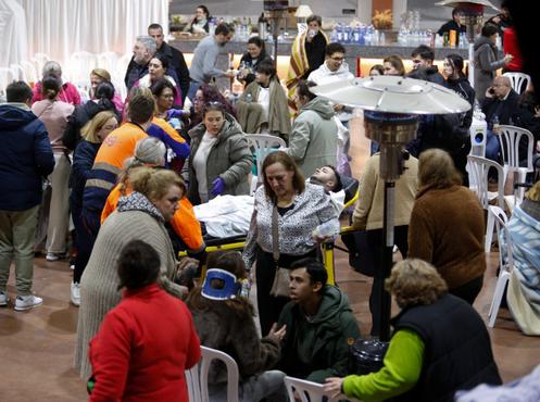 Lors de la prise en charge des blessés à la Caseta Municipal de la ville d’Adamuz, près de Cordoue (Espagne), le 18 janvier 2026.