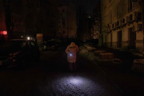 Une rue plongée dans le noir, lors d’une panne de courant à Kiev, le 19 janvier 2026.