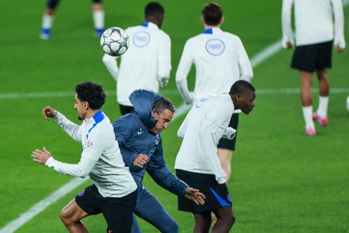 « Ce soir, je veux vous voir perdre, compris ? Tiens Marqui, petit coup dans les côtes. Nuno t’es le prochain, attention ! »