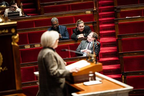 La présidente du groupe LFI, Mathilde Panot, discute avec le président du groupe GDR, Stéphane Peu, à l’Assemblée nationale, à Paris, le 19 janvier 2026.
