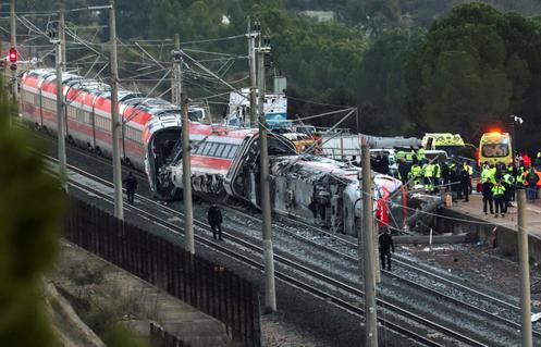 Des secouristes travaillent sur le site de l’accident, à Adamuz, près de Cordoue (Espagne), le 19 janvier 2026.
