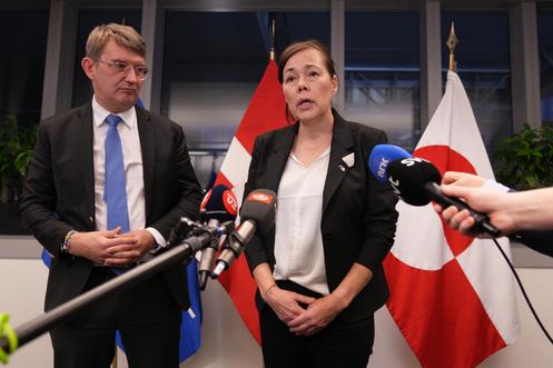 Le ministre danois de la défense, Troels Lund Poulsen (à gauche), et la ministre des Affaires étrangères du Groenland, Vivian Motzfeldt, au siège de l’OTAN à Bruxelles, le 19 janvier 2026.