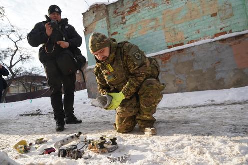 Un démineur inspecte des fragments d’un drone russe qui s’est écrasé près de l’hôpital de Kharkiv, en Ukraine, le 19 janvier 2026.