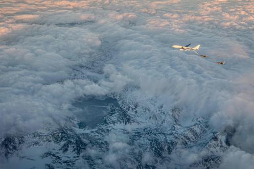 Cette image, diffusée le 16 janvier 2025 par les forces de défense danoises, montre deux avions de chasse F-35 danois ravitaillés en vol par un Airbus A330 de l’armée de l’air française, au-dessus du Groenland.