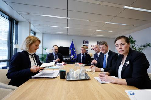 cheffe de la diplomatie de l’Union européenne, Kaja Kallas (Gauche), la ministre des Affaires étrangères du Groenland, Vivian Motzfeldt (Droite) ainsi que ministre danois de la défense, Troels Lund Poulsen, au siège de l’UE, à Bruxelles, le 19 janvier 2026.