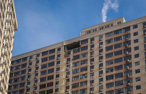 Un immeuble d’habitation touché par une frappe de drone russe, à Odessa, en Ukraine, le 19 janvier 2026.