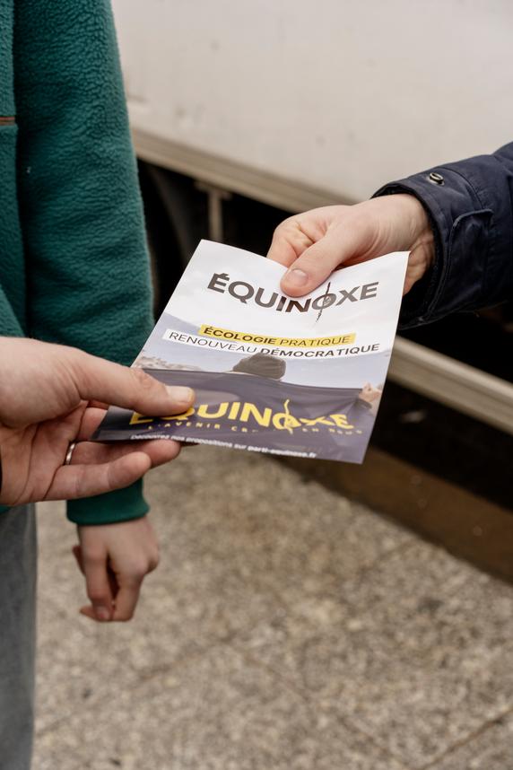Un tract du parti Équinoxe, pendant le marché du mercredi, Place Monge, à Paris, France, le 14 janvier 2026.