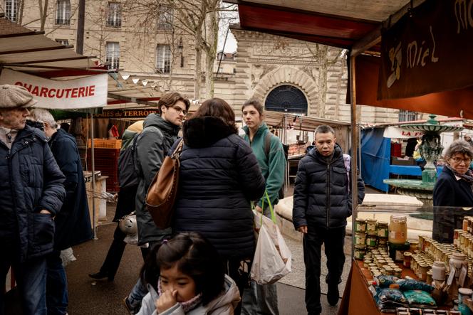 Alexia de Montgolfier, présidente du parti Equinoxe, tracte sur le marché de la place Monge, à Paris, le 14 janvier 2026. 