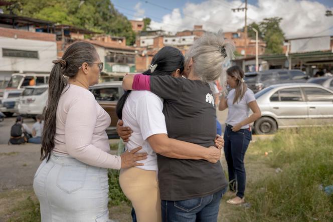 Des proches de détenus dans l’attente d’éventuelles libérations, devant la prison de Rodeo I, à Guatire (Venezuela), le 9 janvier 2026.