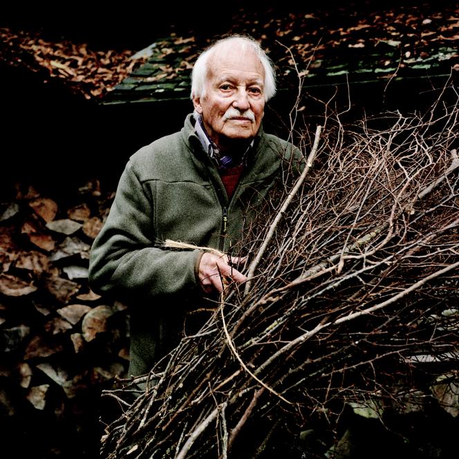 L’écrivain et photographe Jean-Loup Trassard, chez lui à Saint-Hilaire-du-Maine (Mayenne), le 15 novembre 2015.