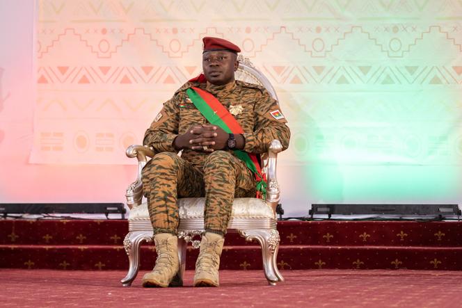 L’ancien président de la transition au Burkina Faso, l’ex-lieutenant-colonel Paul-Henri Sandaogo Damiba, lors de sa cérémonie d’inauguration à Ouagadougou, en mars 2022.