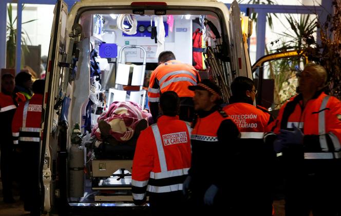 Les blessés sont transférés et soignés à la Caseta Municipal de la ville d’Adamuz, près de Cordoue (Espagne), le 18 janvier 2026. 