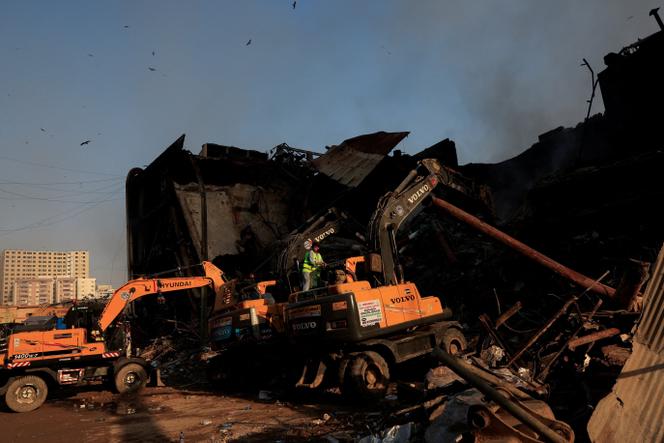 Les secours continuaient de rechercher des disparus dans les décombres du centre commercial Gul Plaza, ravagé par un incendie survenu le samedi 17 janvier, à Karachi, le 19 janvier 2026.