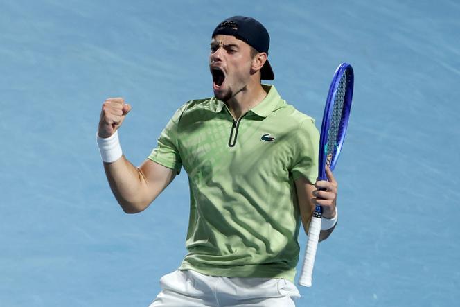Le Français Arthur Géa célèbre sa victoire sur le Tchèque Jiri Lehecka au premier tour de l’Open d’Australie, le 19&nbsp;janvier 2026
