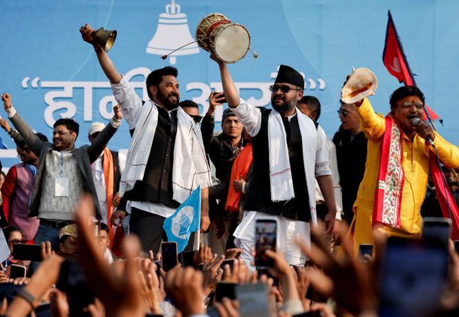 Balendra Shah surnommé « Balen » (au centre), ancien maire de Katmandou, en campagne à Janakpur (Népal), le 19 janvier 2026.
