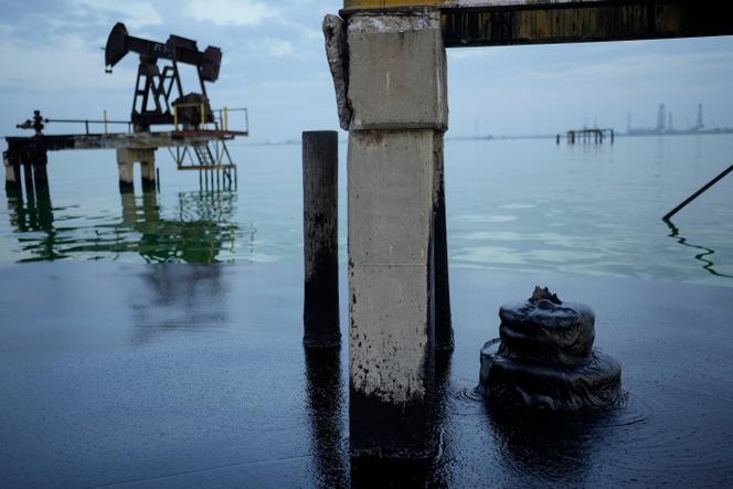 Un puits de pétrole abandonné sur le lac Maracaibo, près du terminal pétrolier de La Salina, à Cabimas, dans l’Etat de Zulia (Venezuela), le 28 décembre 2023.