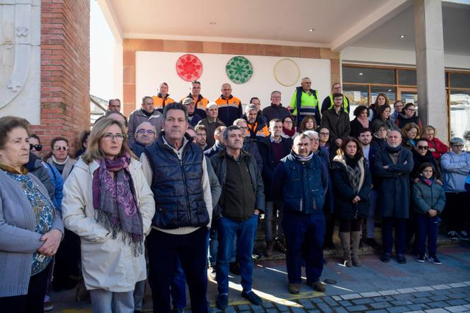 Lors d’une minute de silence en hommage aux victimes de l’accident, à Adamuz (Espagne), le 19 janvier 2026.