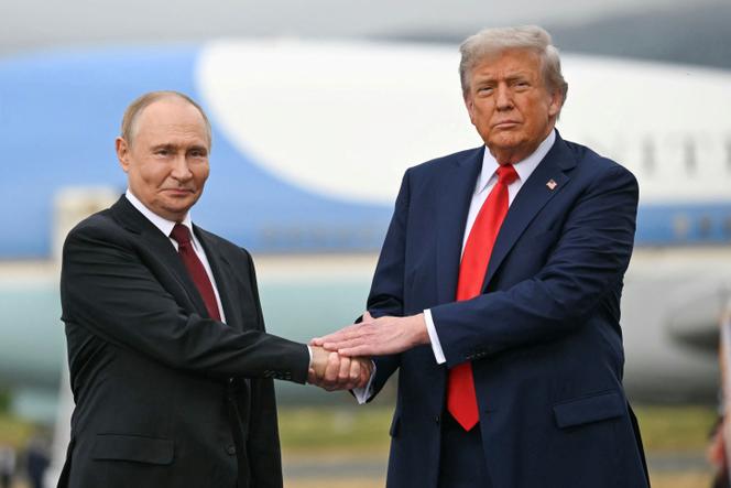 Donald Trump et Vladimir Poutine, lors de leur rencontre sur le tarmac de la base Elmendorf-Richardson à  Anchorage, en Alaska, le 15 août 2025. 