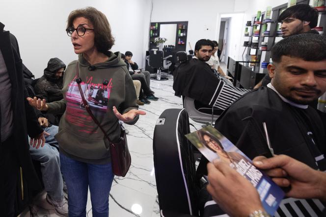 Rachida Dati discute avec les clients d’un salon de coiffure afghan, lors d’un déplacement dans le cadre de sa campagne en vue des élections municipales à Paris, le 16 novembre 2025.