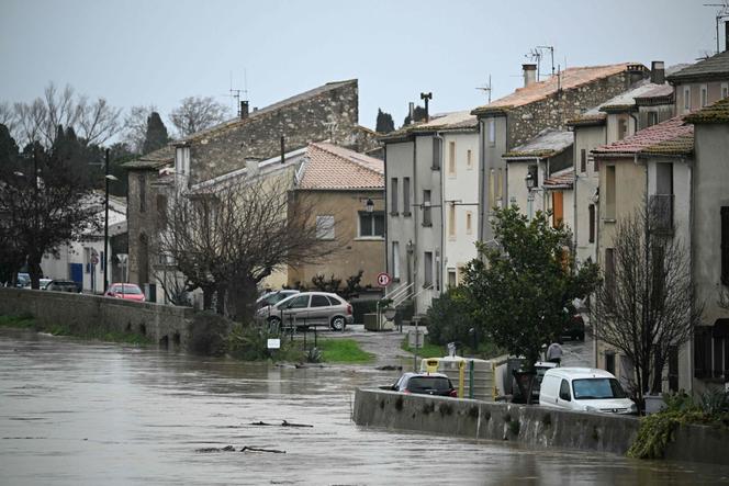 Une rue inondée en raison du débordement de la rivière Aude après de fortes pluies à Coursan (Aude), lundi 19 janvier 2026. 