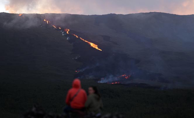 Une personne observe l’éruption du volcan du piton de la Fournaise sur l’île de La Réunion, le 3 juillet 2023.