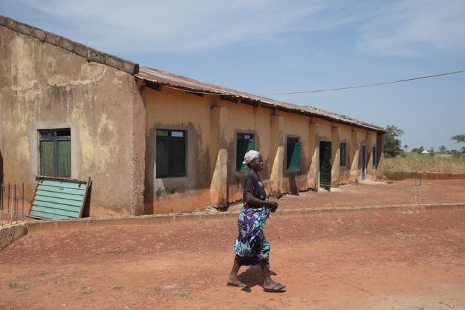 Devant une église où des fidèles et leur pasteur ont été kidnappés en novembre 2024, à Kaduna, dans le nord-ouest du Nigeria, le 6 novembre 2025. 