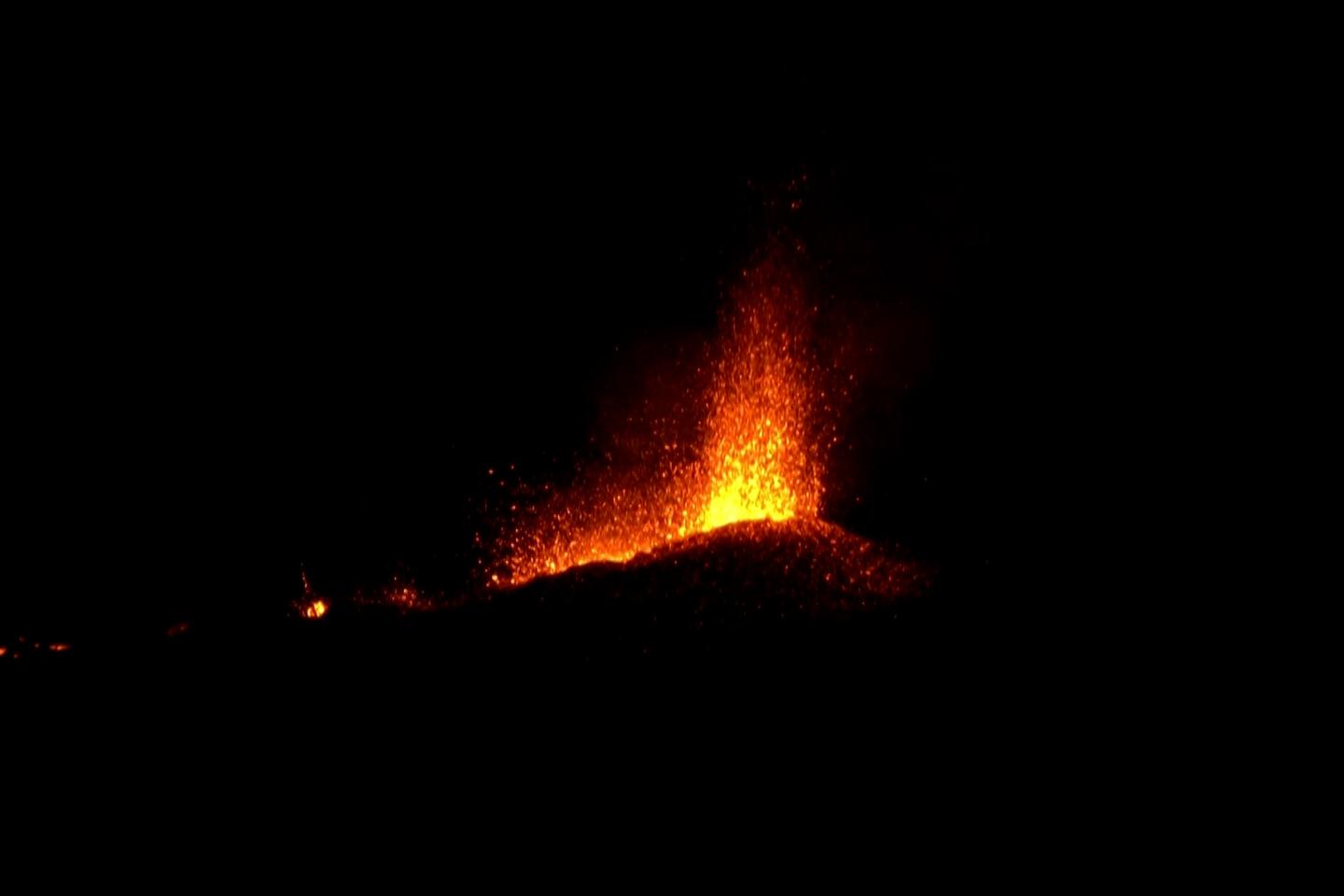 La Réunion : les images du piton de la Fournaise entré en éruption