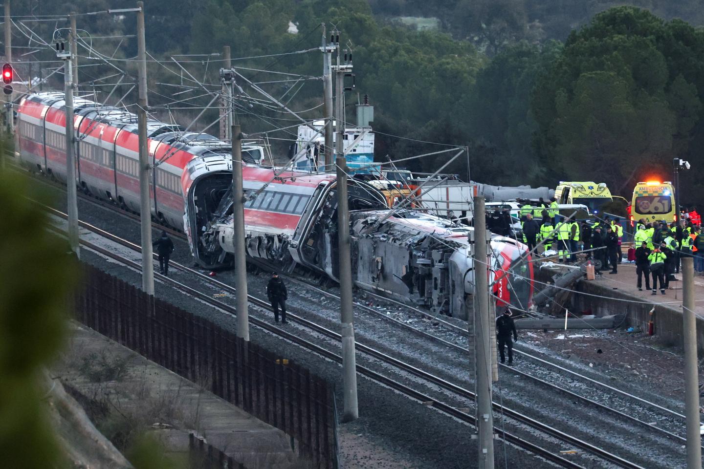 VIDEO Accident de trains en Espagne : les images des secours sur les lieux