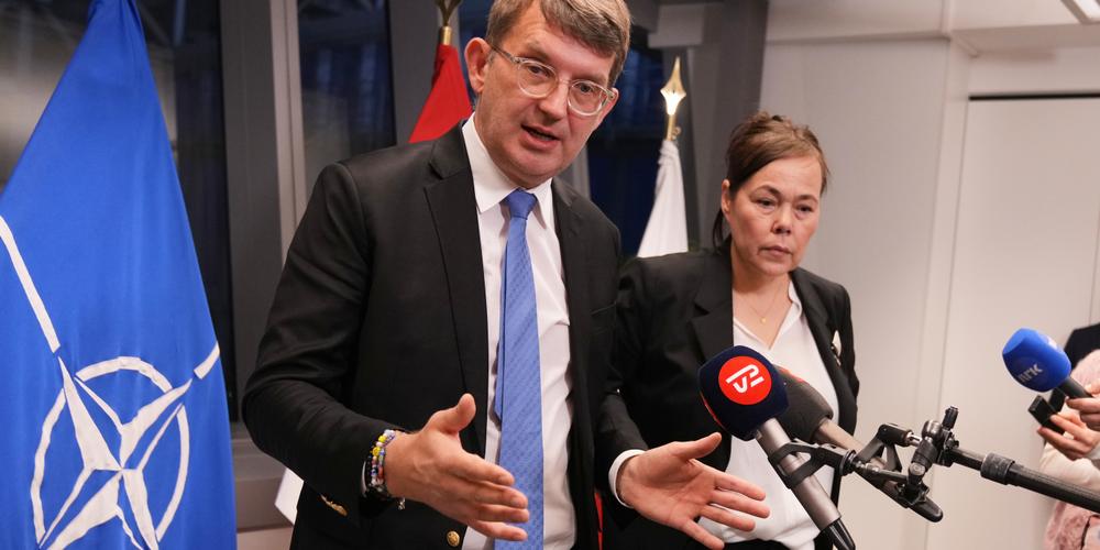 Le ministre danois de la défense, Troels Lund Poulsen (à gauche) et la ministre des Affaires étrangères du Groenland, Vivian Motzfeldt, au siège de l’OTAN à Bruxelles, le 19 janvier 2026. - VIRGINIA MAYO / AP