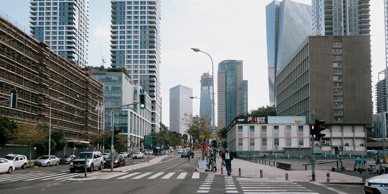 Tel Aviv, moteur économique d'Israël. La route numéro relie la ville à la mer Morte
