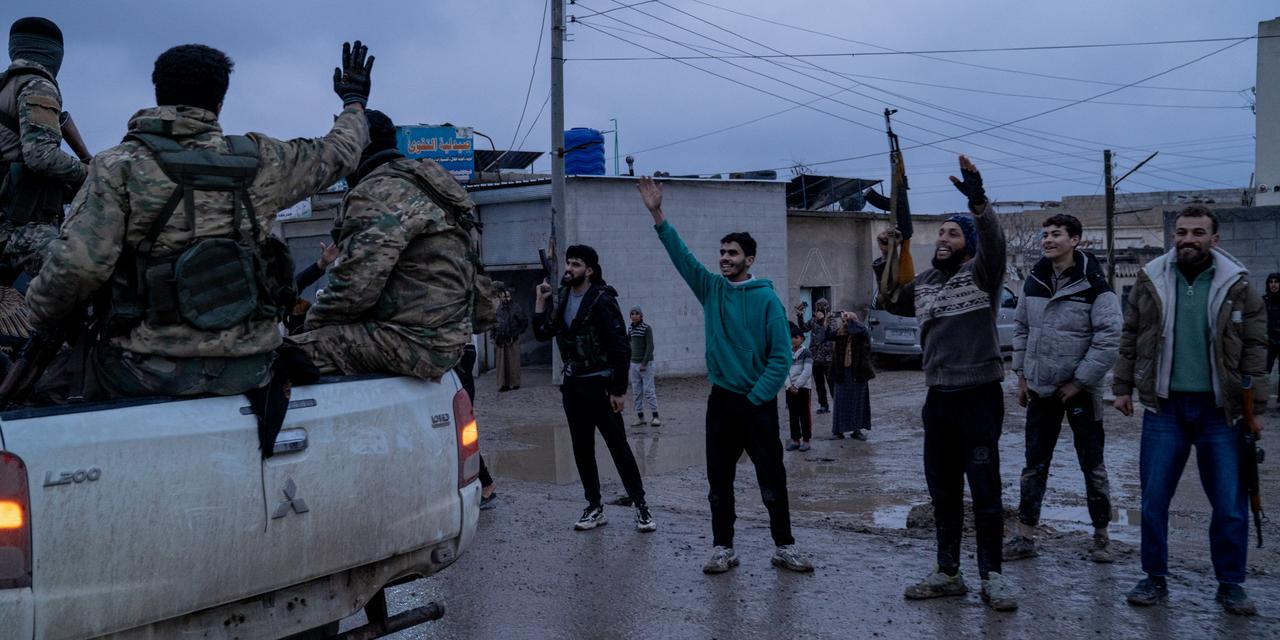 Des habitants de Raqqa, en Syrie, acclament un convoi de l'armée syrienne qui entrent dans la banlieue de la ville, le 18 janvier 2026.
Philémon Barbier / Hors Format pour 