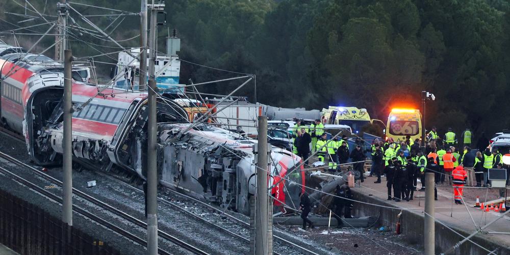Des secouristes travaillent sur le site de l’accident, à Adamuz, près de Cordoue (Espagne), le 19 janvier 2026. - SUSANA VERA / REUTERS