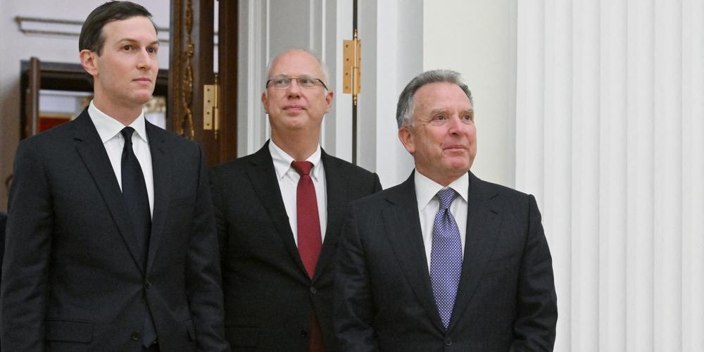 L’envoyé spécial américain Steve Witkoff et Jared Kushner, gendre du président américain, Donald Trump, accompagnés de l’émissaire du Kremlin, Kirill Dmitriev, avant une réunion, à Moscou, le 2 décembre 2025. - KRISTINA KORMILITSYNA / AFP