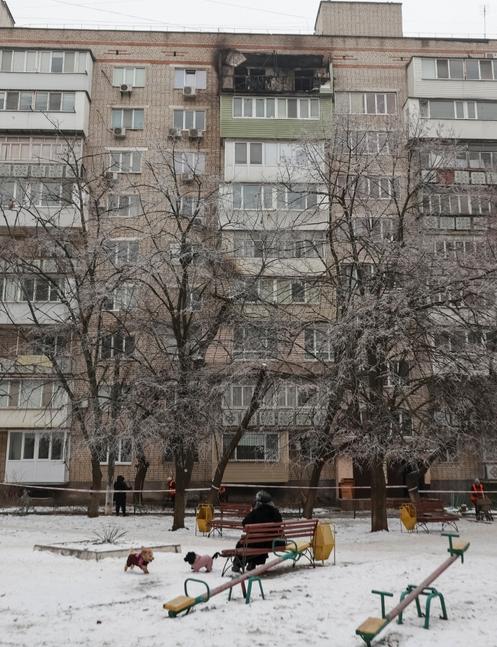 Un immeuble d’habitation touché par une frappe de drone russe, à Tchornomorsk, dans l’oblast d’Odessa, en Ukraine, le 20 janvier 2026.
