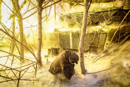 Un soldat ukrainien tire avec un obusier automoteur en direction des troupes russes, près de la ville en première ligne de Tchassiv Yar, dans l’oblast de Donetsk, en Ukraine, le 18 janvier 2026.
