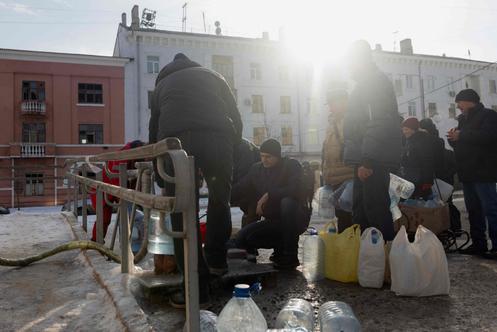 Collecte d’eau par les habitants à Kramatorsk, le 20 janvier 2026.