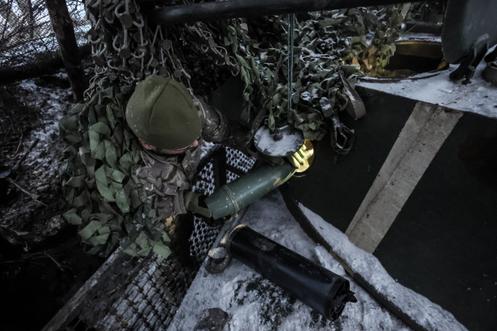 Un soldat des forces armées ukrainiennes charge des munitions dans un obusier automoteur, à Tchassiv Yar, dans l’oblast de Donetsk, en Ukraine, le 18 janvier 2026.