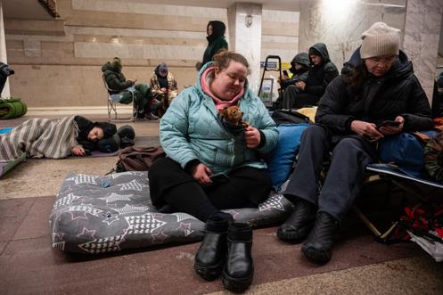 Des habitants réfugiés dans une station de métro lors de l’attaque nocturne de missiles et de drones russes, à Kiev, le 20 janvier 2026.