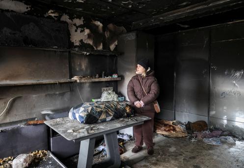 Une habitante se tient dans son appartement, détruit par une frappe de drone russe, à Tchornomorsk, dans l’oblast d’Odessa, en Ukraine, le 20 janvier 2026.
