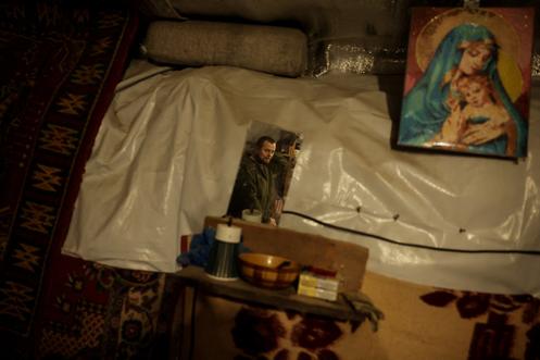 Un soldat ukrainien se repose dans un abri, près de la ville de première ligne de Tchassiv Yar, dans l’oblast de Donetsk, en Ukraine, le 18 janvier 2026.