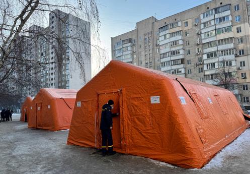 Une tente où les habitants peuvent se réchauffer et recharger leurs appareils, devant un immeuble d’habitation, à Kiev, le 20 janvier 2026.