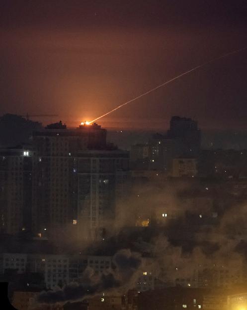 Des soldats ukrainiens abattent un missile russe, à Kiev, le 20 janvier 2026.